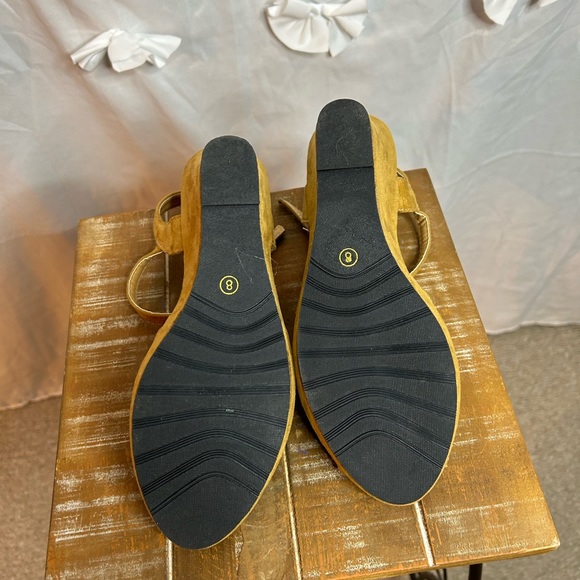 Zoey Taupe/Tan Wedge Shoe - Picture 4 of 4